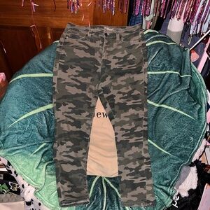 Universal Thread Green Camouflage Pants